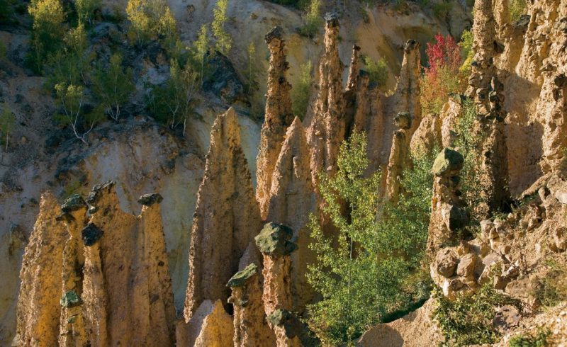 Khám phá những thành đá có kết cấu kì lạ ở Serbia - 4