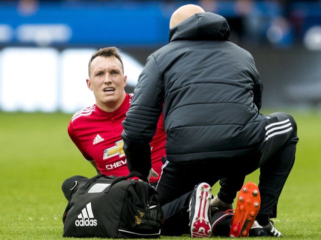 Bóng đá - "Bệnh binh" Phil Jones của MU được 13 đội chiêu mộ dù gần 2 năm không đá