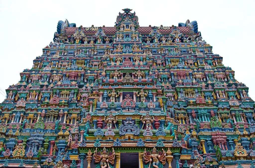 Ngắm nhìn ngôi đền có kiến trúc kì lạ và sặc sỡ ở Ấn Độ - 1