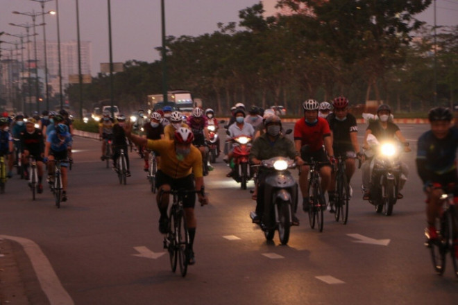 Nhiều người đạp xe đạp tập thể dục không đeo khẩu trang.