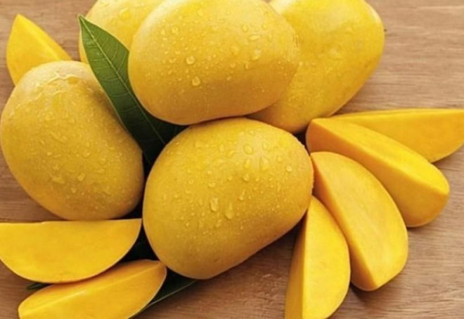 Nếu cuống xoài có mùi thơm ngọt đậm, mùi tinh dầu nghĩa là xoài tươi, không hóa chất. Ảnh minh họa.