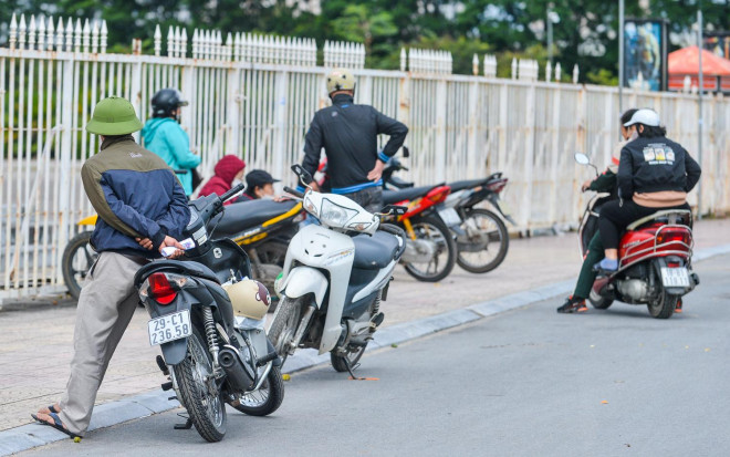 Không khí mua bán vé 2 trận của tuyển Việt Nam ở các địa điểm này còn khá trầm lắng, ngay cả các phe vé cũng không dám "ôm" nhiều vì nguy cơ bị lỗ khi người hâm mộ còn dè dặt vì lo ngại dịch Covid-19.