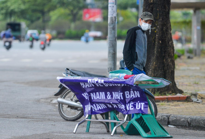 Một chiếc bàn khác cũng được đặt trên đường Lê Quang Đạo với tờ thông báo "ở đây có bán vé trận đấu giữa đội tuyển Việt Nam gặp Nhật Bản và Ả Rập Saudi"