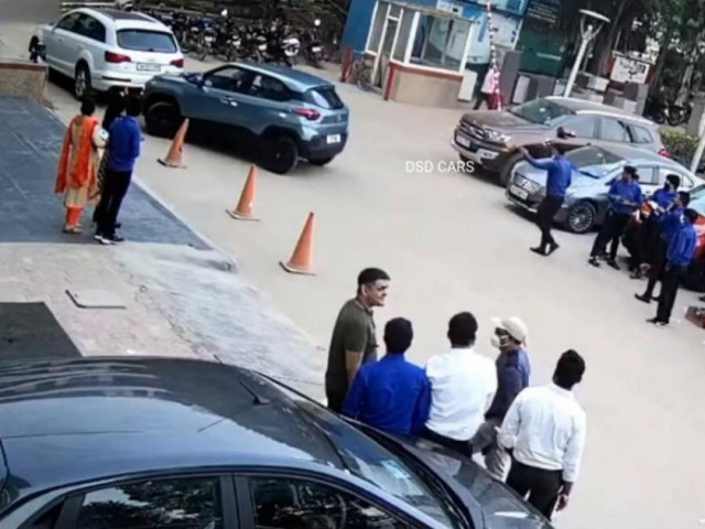 Ô tô - Chiếc xe mới mua đâm thẳng vào tường khi vừa rời khỏi đại lý