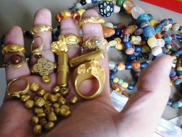 Kinh doanh - Tìm thấy cả kho vàng, người người đi "săn" Hòn đảo Vàng trong truyền thuyết