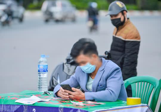 Một số phe vé còn đặt cả bàn bán vé bên cạnh sân Mỹ Đình