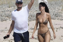 Tình trẻ kém 23 tuổi của Leonardo DiCaprio mặc bạo trên thảm đỏ