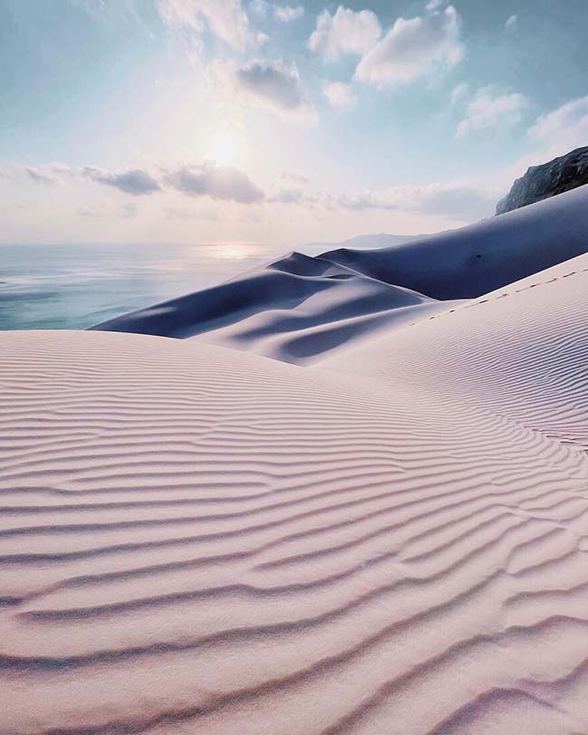 Socotra còn là một hòn đảo với nắng nóng gay gắt, hạn hán, gió mùa từ tháng 5 đến tháng 9. Khí hậu chỉ trở nên dễ chịu vào những tháng mùa đông.
