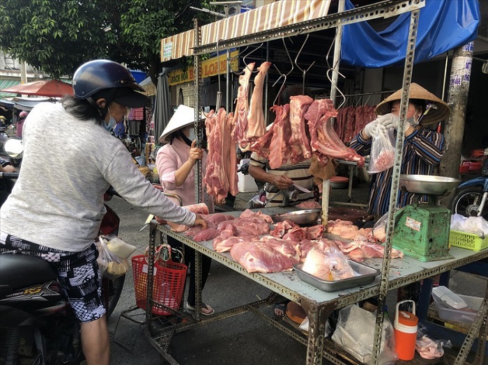 Chợ tự phát lấn ra giữa đường buôn bán. Ảnh: U.P