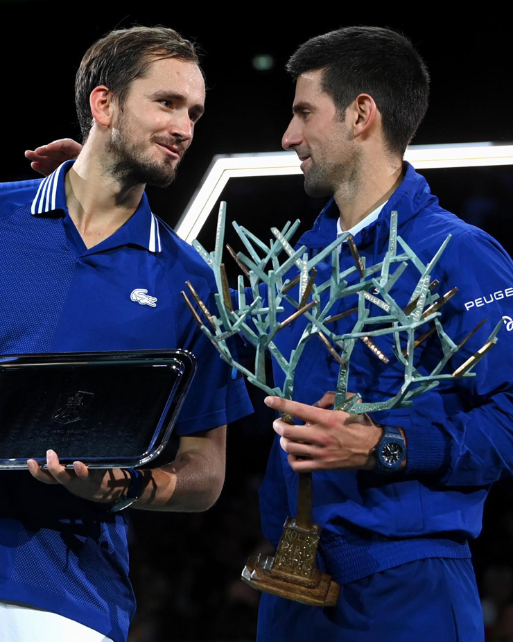 Medvedev&nbsp;không thể năm thứ 2 liên tiếp vô địch Paris Masters, trong khi Djokovic có màn "báo thù" ngọt ngào