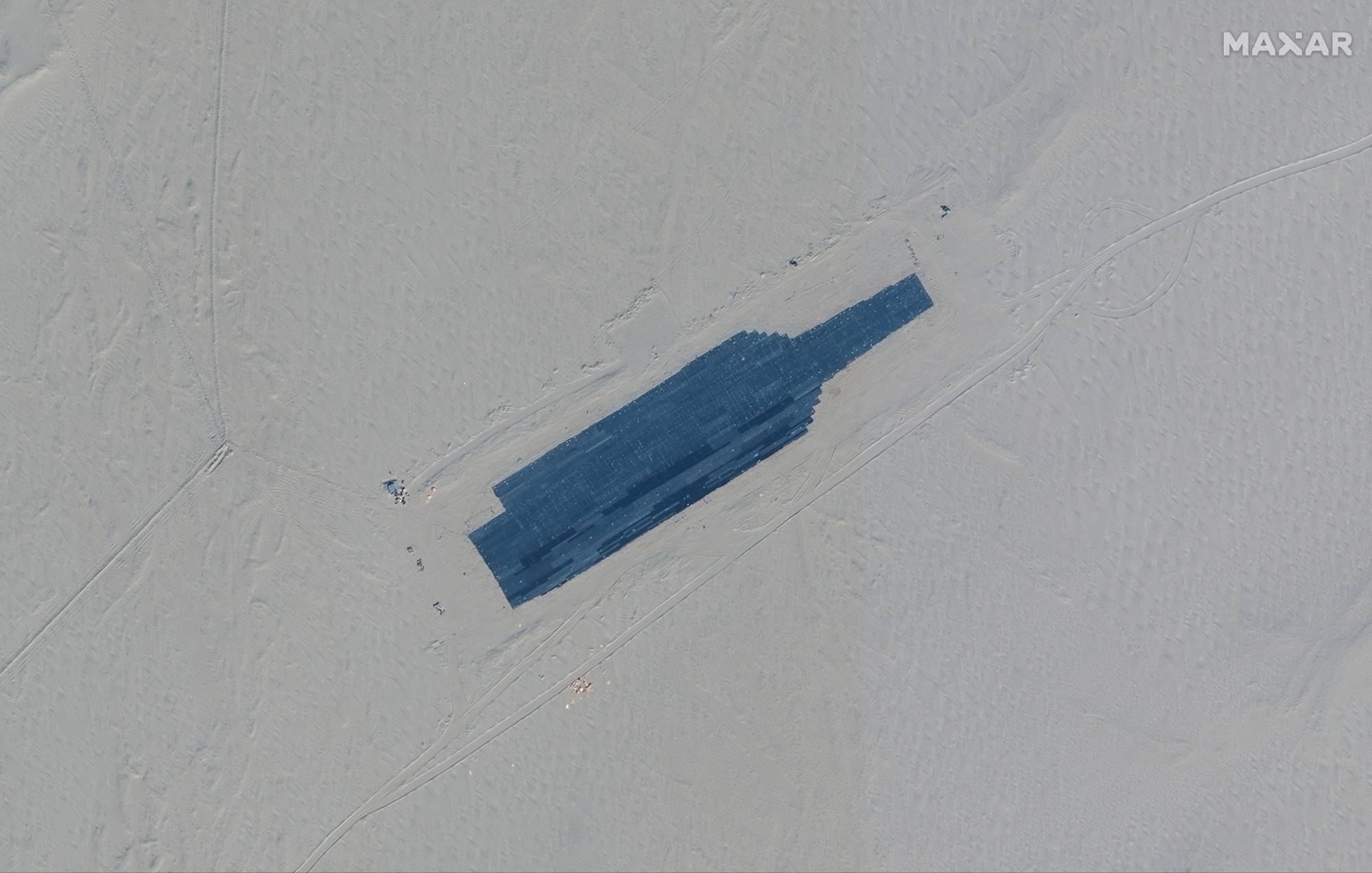 Vật thể mô phỏng tàu sân bay Mỹ ở sa mạc Trung Quốc.
