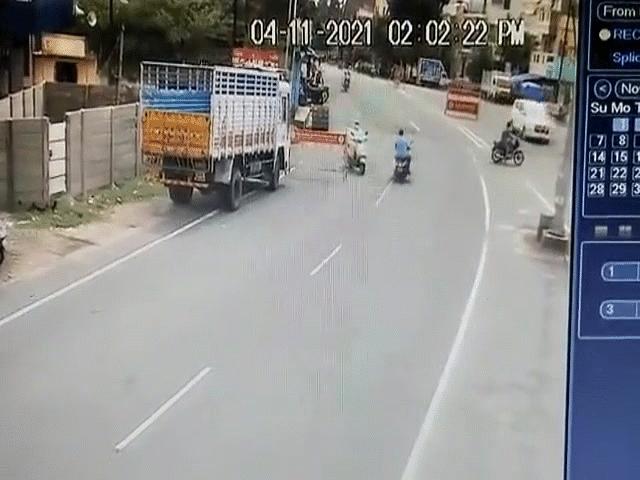 Thế giới - Clip: Xe máy bất ngờ phát nổ khiến 2 người mất mạng, nguyên nhân vì thứ "chết người" này