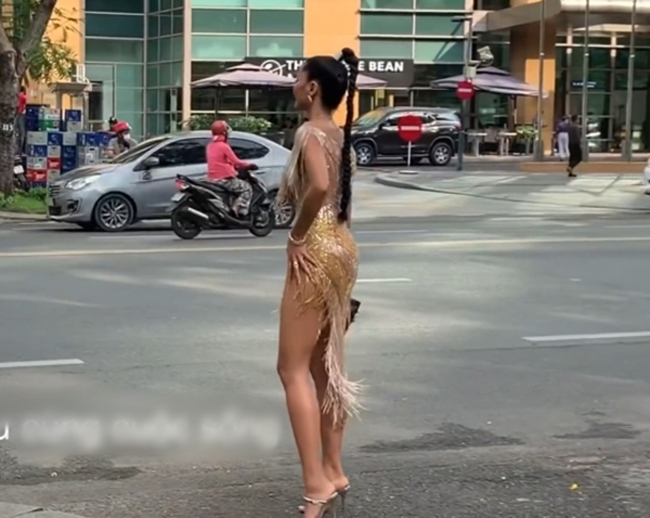 Mới đây clip quay cảnh từ xa khi H’Hen Niê bắt taxi trên đường trong trang phục dạ hội gây chú ý cư dân mạng.
