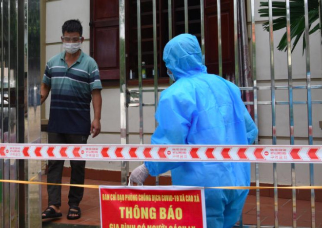 Cán bộ y tế xã Cao Xá, huyện Lâm Thao, Phú Thọ thăm hỏi, phát túi thuốc cho F0 điều trị tại nhà.