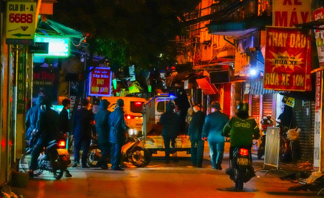 Lực lượng chức năng có mặt ngay trong đêm để dựng hàng rào, phong toả những nơi có nguy cơ cao thuộc phường Phú Đô