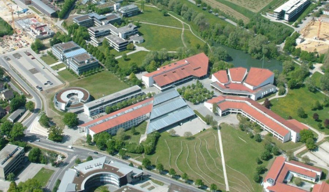 Trường có nhiều cây xanh và thảm cỏ. 