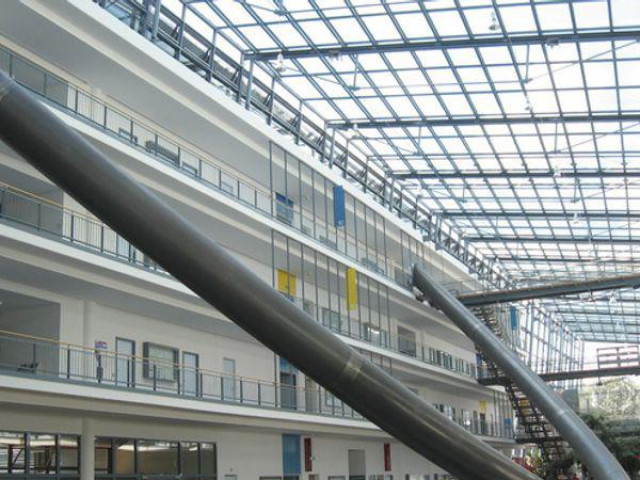 Giáo dục - du học - Trường đại học Đức làm cầu trượt từ tầng 4 xuống tầng 1 cho sinh viên đỡ phải đi bộ