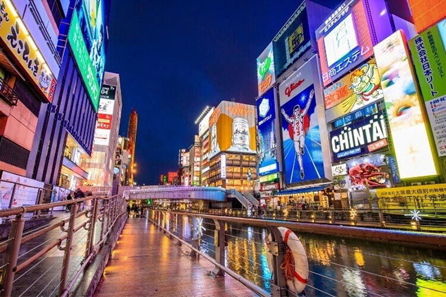 Dontonbori: Nếu bạn đang tìm kiếm một trải nghiệm độc đáo, đừng bỏ qua Dontonbori, điểm đến vô cùng nổi tiếng của Osaka. Khu giải trí sôi động này tràn ngập ánh đèn neon, các biển quảng cáo được chiếu sáng và sự kết hợp đa dạng giữa các nhà hàng và quán bar. 
