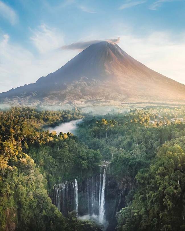 1. Tumpak Sewu hay còn được gọi là Coban Sewu, đây là một thác nước nhiều tầng nằm ở miền đông Java, Indonesia. Thác nước bị che khuất bởi một ngọn núi lửa có tên Semeru còn đang hoạt động.
