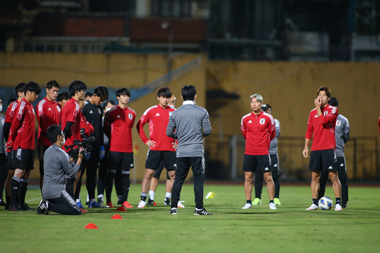 2 ngôi sao Nhật Bản đá Ngoại hạng Anh vắng mặt buổi tập ở Hàng Đẫy - 6