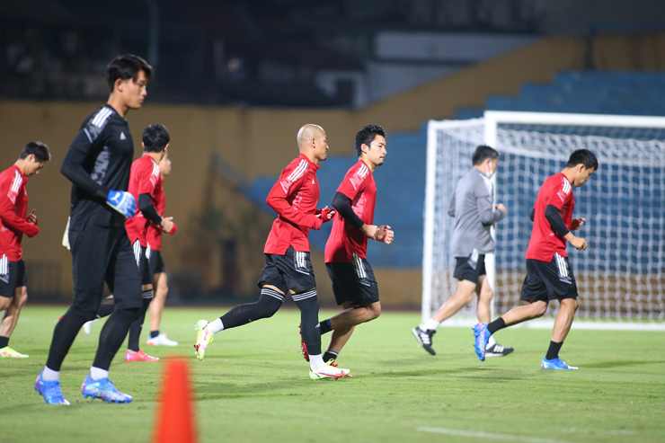 2 ngôi sao Nhật Bản đá Ngoại hạng Anh vắng mặt buổi tập ở Hàng Đẫy - 7