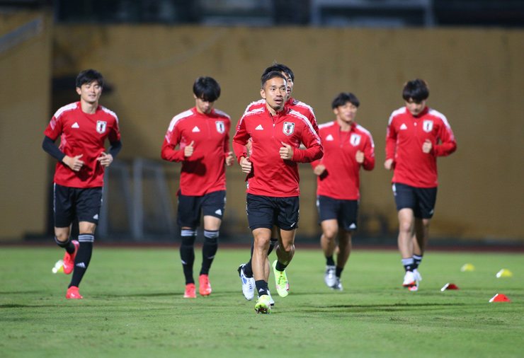 2 ngôi sao Nhật Bản đá Ngoại hạng Anh vắng mặt buổi tập ở Hàng Đẫy - 8