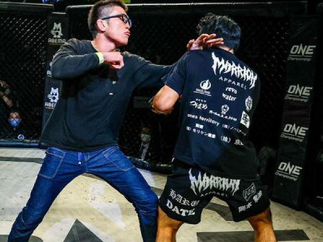 Thể thao - Võ sĩ knock-out xong, vỗ ngực kiêu ngạo bị bình luận viên xông lên đấm