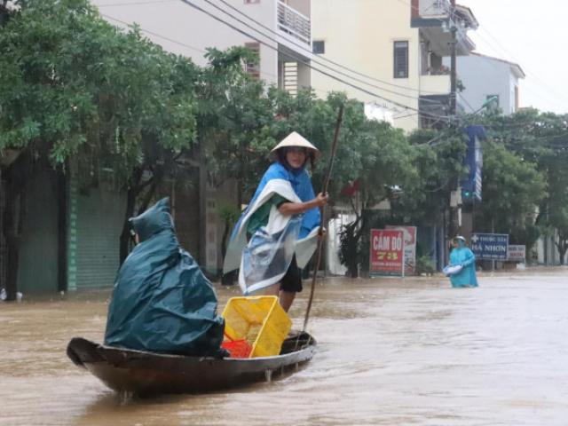 Tin tức trong ngày - Miền Trung có nơi mưa trên 800mm, sẵn sàng sơ tán hơn 360.000 dân