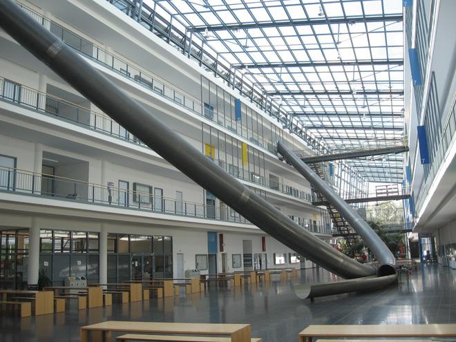 Chiếc ống trượt hình Parabol được cho là sáng tạo thú vị mang đến sự độc đáo trong kiến trúc và sự thuận tiện cho sinh viên. Ảnh: Muenchen