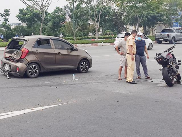 Tin tức trong ngày - Xe máy tông nát đuôi ô tô trên đại lộ ở Sài Gòn