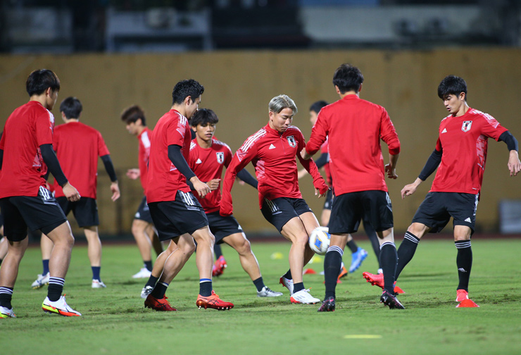 2 ngôi sao Nhật Bản đá Ngoại hạng Anh vắng mặt buổi tập ở Hàng Đẫy - 9