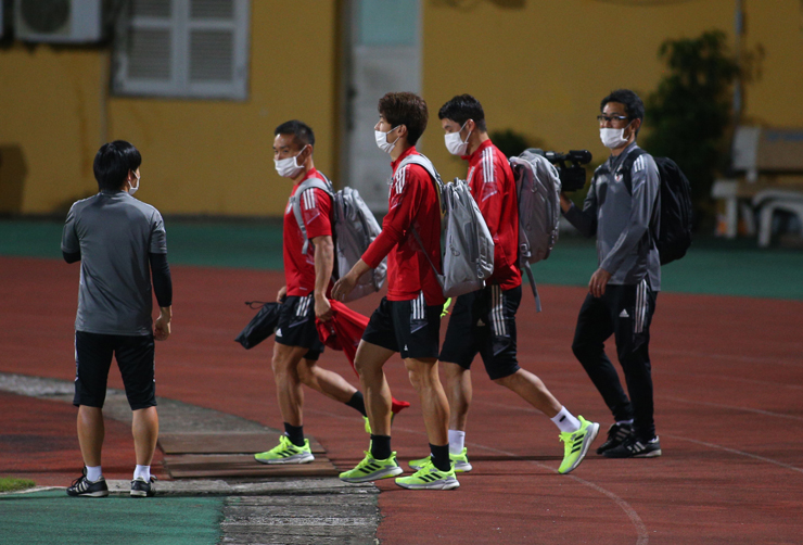 2 ngôi sao Nhật Bản đá Ngoại hạng Anh vắng mặt buổi tập ở Hàng Đẫy - 3