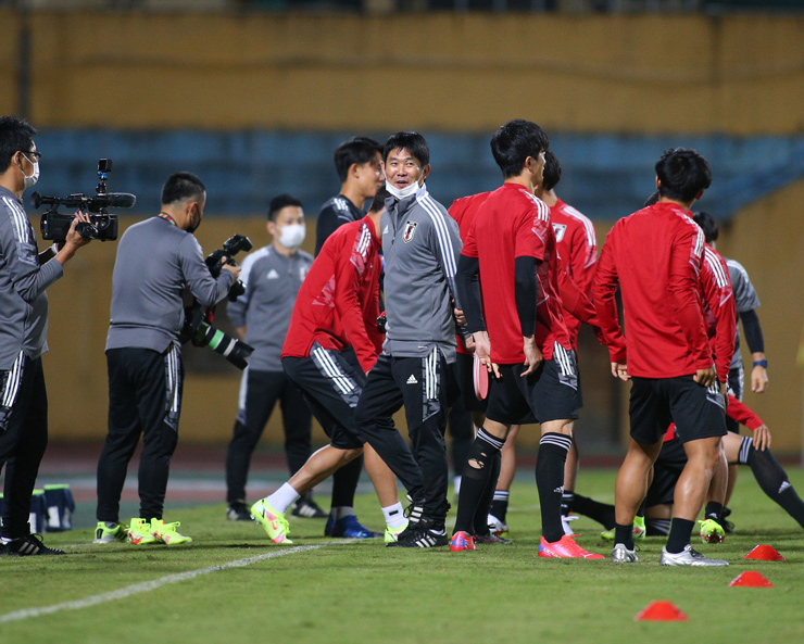 2 ngôi sao Nhật Bản đá Ngoại hạng Anh vắng mặt buổi tập ở Hàng Đẫy - 5