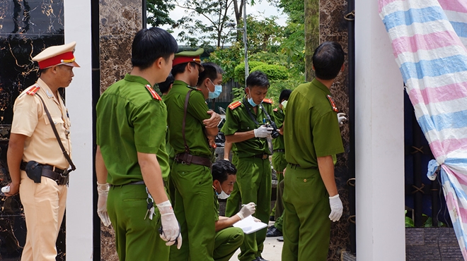 Ảnh minh hoạ: Lực lượng công an khám nghiệm hiện trường vụ án mạng.