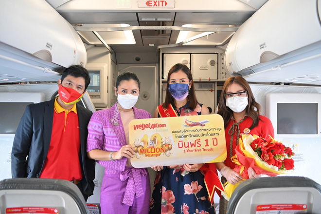Đại diện Tổng Cục du lịch Thái Lan (thứ hai từ trái sang)&nbsp;&nbsp;chúc mừng hành khách thứ 10 triệu trên chuyến bay đặc biệt của Vietjet Thái Lan&nbsp;&nbsp;