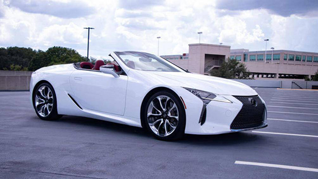 2. Lexus LC 500 Convertible 2021 (giá khởi điểm: 101.100 USD)
