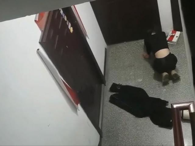 Bạn trẻ - Cuộc sống - Cãi nhau với bạn trai, cô gái khóc lóc thảm thiết, quỳ gối cầu van xin được vào nhà lúc rạng sáng