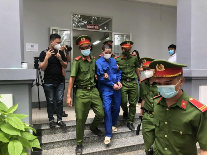 Bị cáo nhận bản án tử hình, được đưa rời khỏi phiên tòa.