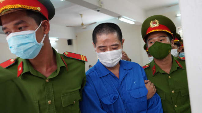 Dũng "giá" được áp giải ra xe sau khi kết thúc phiên toà