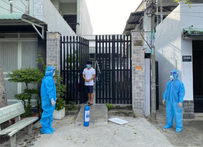 Một người nhà của bệnh nhân Covid-19 tại quận 8, TP HCM được tiếp tế bình oxy.