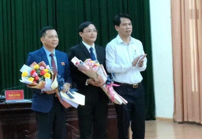 Ông Đào Xuân Yên, Trưởng ban Tuyên giáo Tỉnh ủy Thanh Hóa, tặng hoa chúc mừng ông Hoàng Văn Thanh (giữa) và ông Nguyễn Xuân Hồng