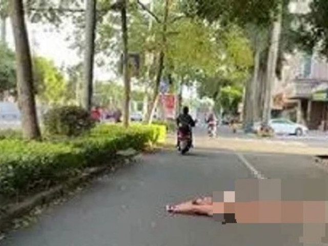 Bạn trẻ - Cuộc sống - Nam thanh niên "trần như nhộng" nằm giữa đường, lý do khiến ai nấy đều lắc đầu