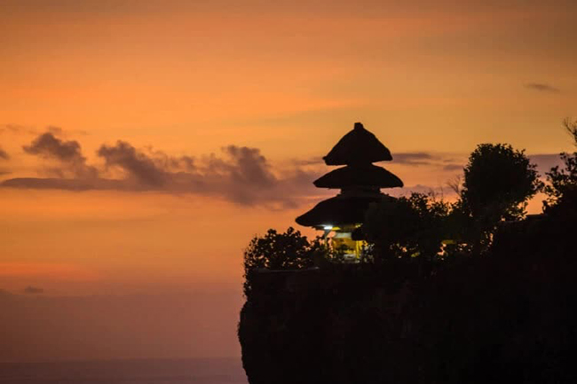 Đền Uluwatu: Ngôi đền tuyệt đẹp trên đỉnh vách đá Uluwatu nằm ở độ cao 70m so với bờ biển gồ ghề của Bali và là một trong những địa danh nổi tiếng nhất ở Indonesia. Đây là một di tích lịch sử và là một trong 6 ngôi đền quan trọng không thể bỏ qua trong bất kỳ hành trình du lịch Bali nào.
