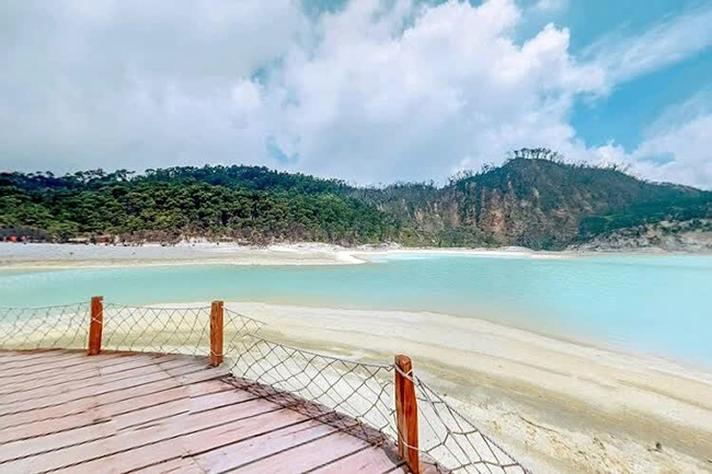 Kawah Putih: Nằm ở ngoại ô Bandung, Kawah Putih là một hồ miệng núi lửa màu ngọc lam nổi bật nằm trên núi lửa Patuha. 
