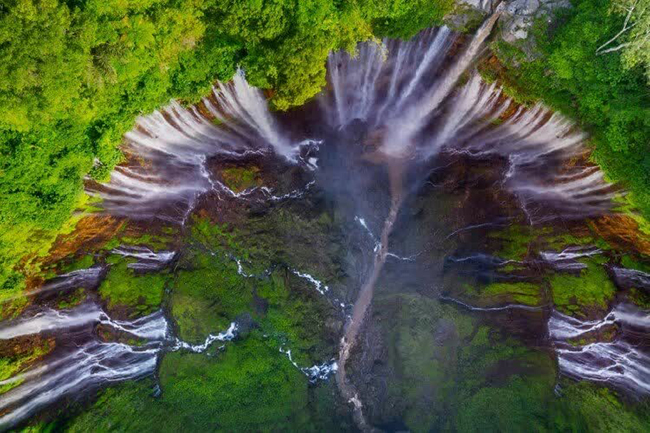 Thác Tumpak Sewu: Thác Tumpak Sewu mới được tìm ra gần đây, nhưng nó chắc chắn là một trong những thắng cảnh ấn tượng nhất Indonesia. Nằm trên đảo Java, thác nước ngoạn mục này trở nên nổi tiếng sau khi một bức ảnh trên Instagram được lan truyền. 
