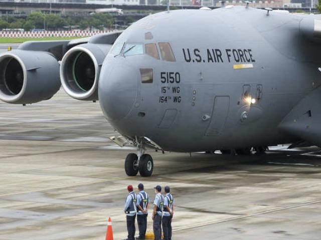 Thế giới - Máy bay quân sự chở nhóm nghị sĩ Mỹ bất ngờ tới Đài Loan, TQ tức giận