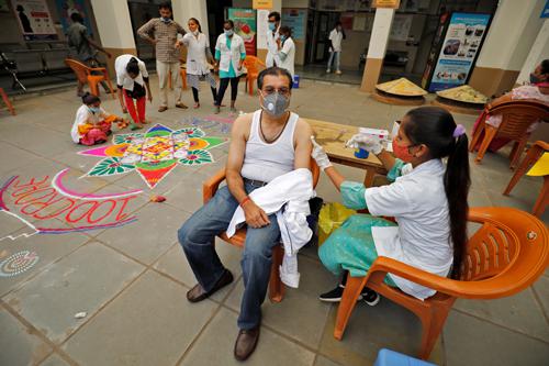 Một người dân được tiêm vắc-xin Covishield tại TP Ahmedabad, bang Gujarat - Ấn Độ hồi cuối tháng 10. Ảnh: REUTERS