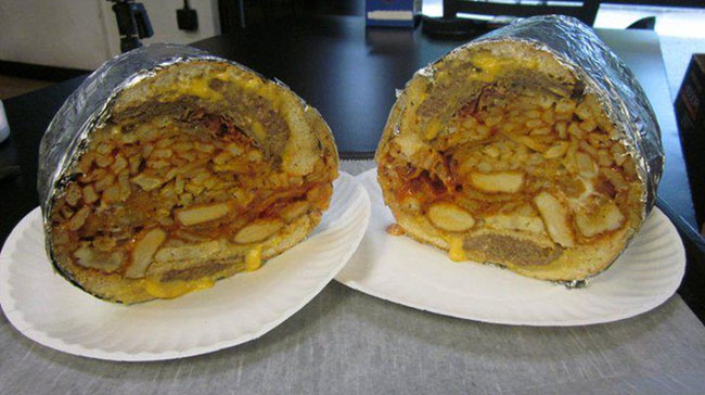 5. Bạn sẽ cần suy nghĩ trước khi gọi món sandwich này. Tại Fat Sandwich Company ở Champaign, Illinois, Mỹ họ có một thứ gọi là Big Fat Ugly trông khá đẹp mắt nhưng trọng lượng của nó có thể 4 người ăn chưa hết.
