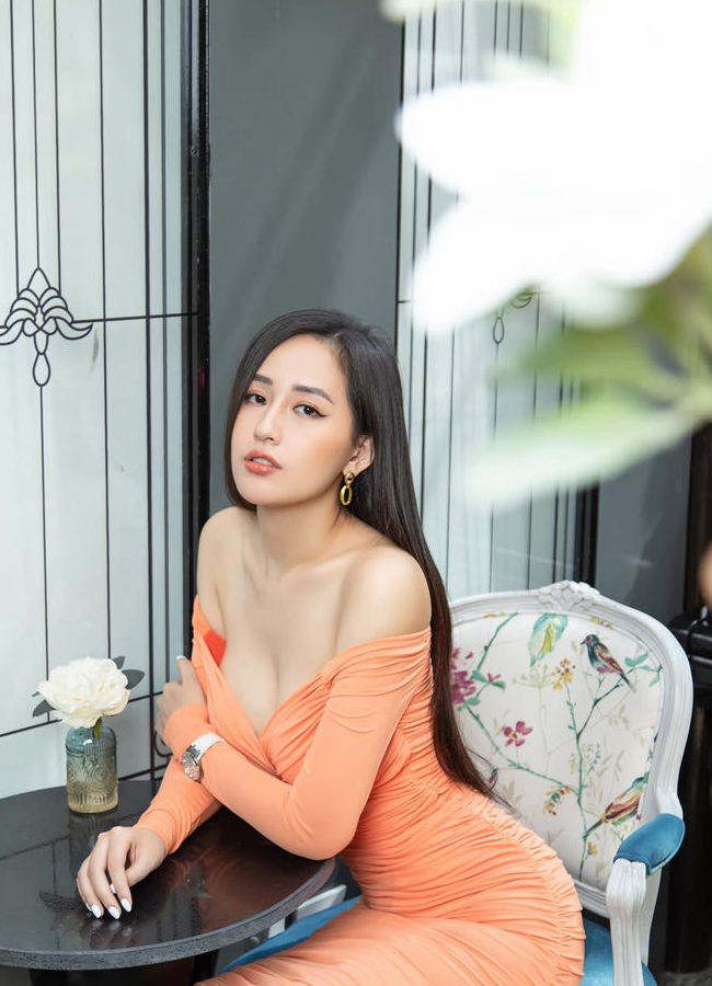 Những bộ váy bodycon, tôn từng đường nét cơ thể cũng được cô tận dụng triệt để.
