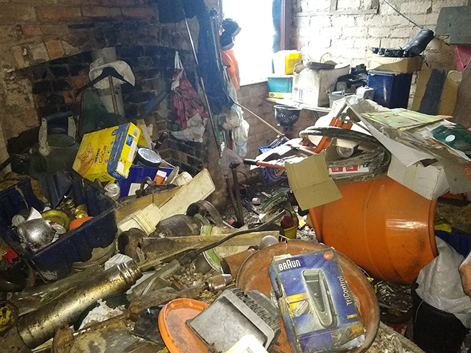 Người đàn ông đã sống trong cảnh tù túng và bị chuột phá hoại